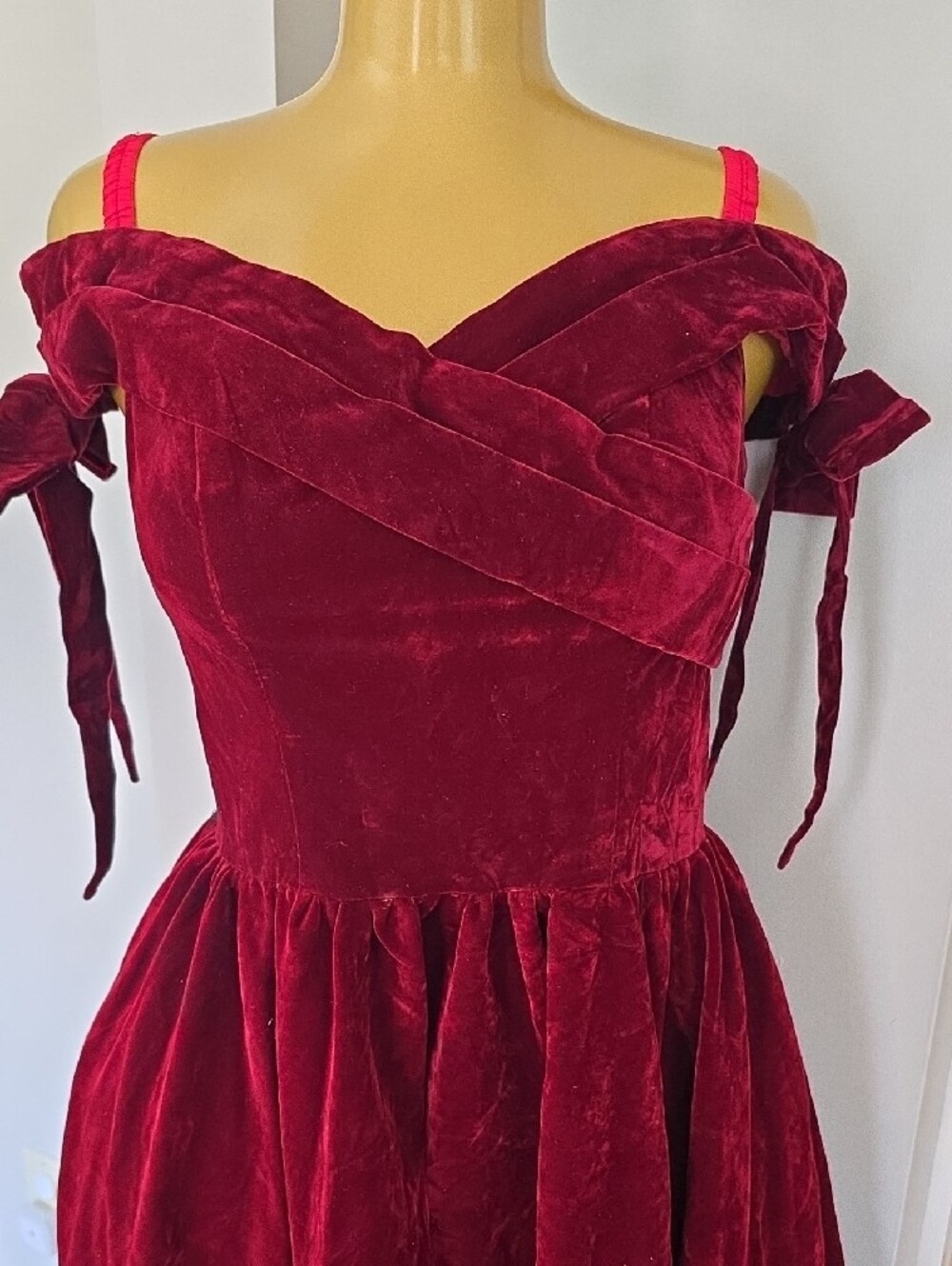Elegant Burgundy Velvet Off-Shoulder Evening Dress - Picture 2 of 4